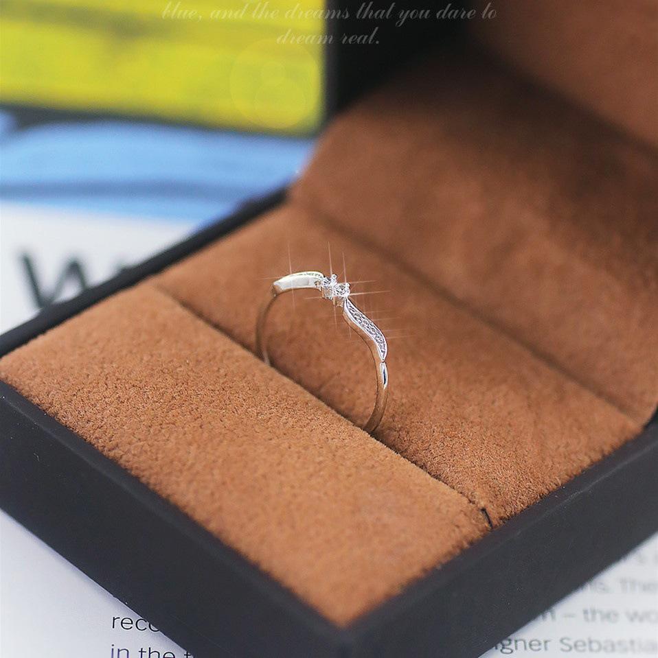 Elegant Leaf-Shaped Couple Rings with Diamonds: Luxury Women's Accessory