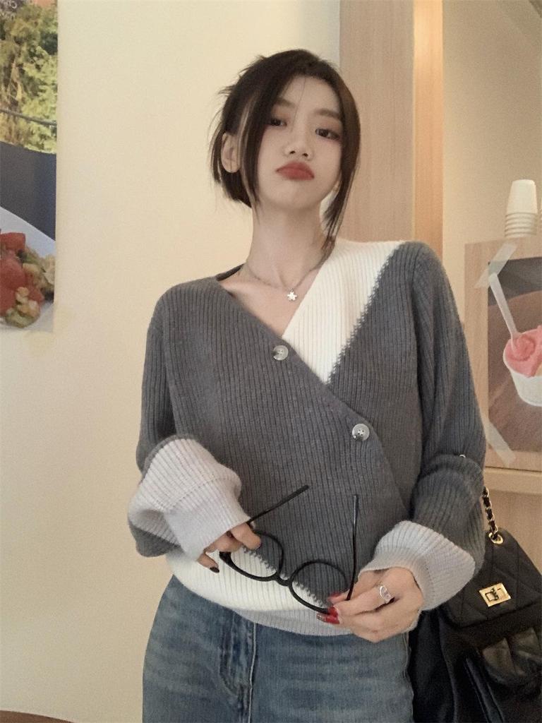 Vintage Color Block V-Neck Women's Sweater - Autumn/Winter Korean Style, Casual Slim Fit with Diagonal Button Detail