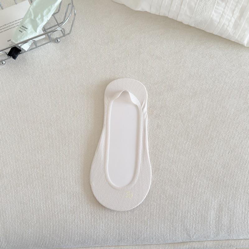 Women's Ultra-Thin Ice Silk Ankle Socks: Low-Cut, Anti-Slip Silicone Heel, Invisible for High Heels.