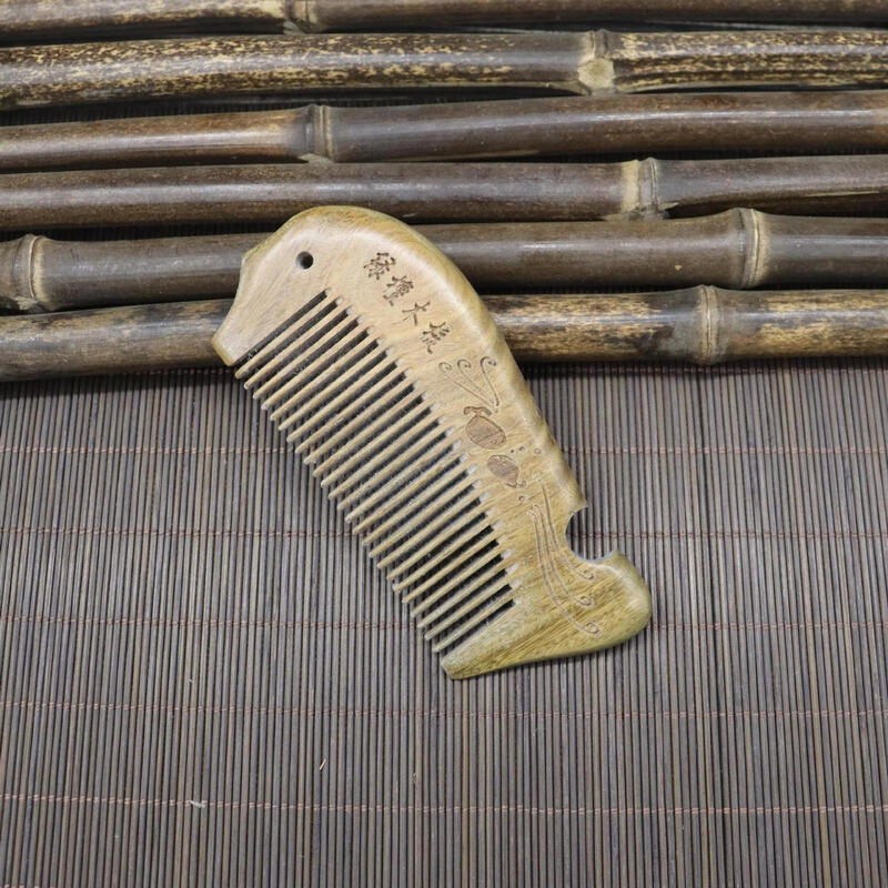 

Tingle Green Sandalwood Hair Comb