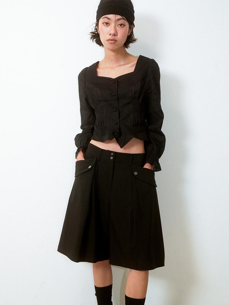Sukkoleuseji Bermuda Shorts Resembling A Folded Page (Black)