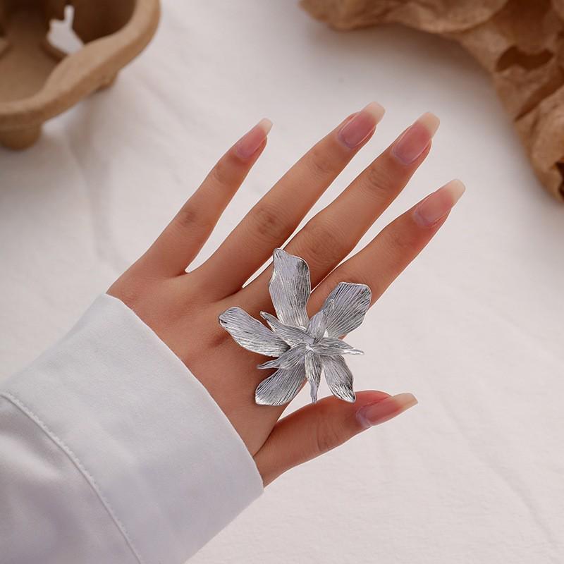 Elegant Gold Three-Dimensional Flower and Leaf Zinc Alloy Earrings