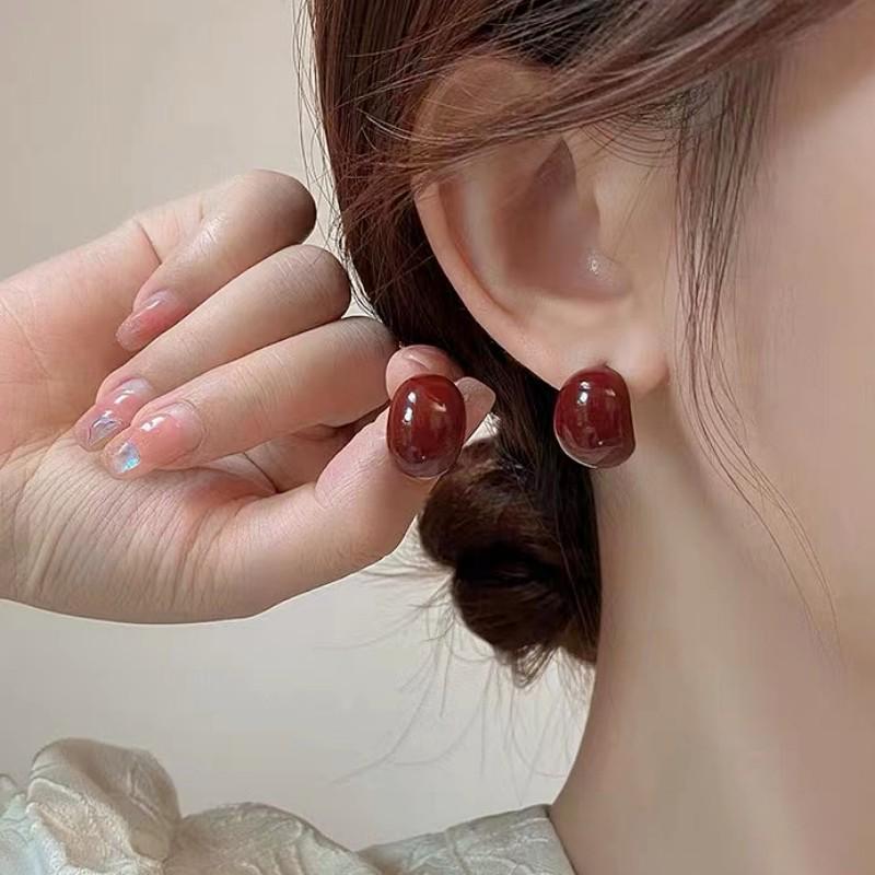 Hong Kong Retro Red Bean Earrings: Elegant Wine Red Studs, Hepburn-Inspired, Versatile, Fashionable Accessory.