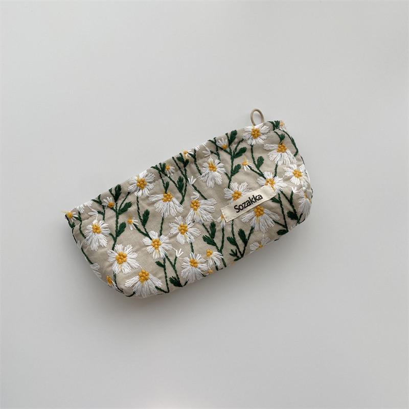 Embroidered Daisy Cosmetic Bag: Simple, Portable, Literary Style with Large Capacity for Storage