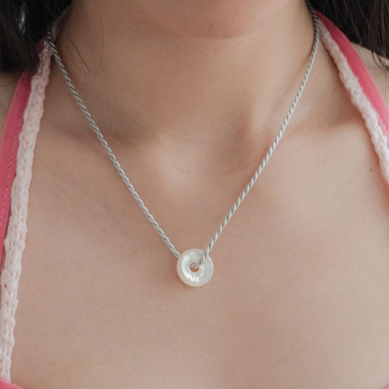 

NUDOOR Mother of pearl necklace Ivory-Black