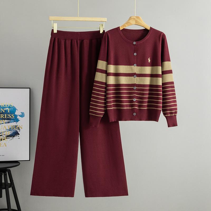 Ein zweiteiliges Set aus modischem gestreiftem Strick-Cardigan mit Rundhalsausschnitt für Damen Herbst und Winter, bestehend aus einem kurzen Jäckchen und einer Hose mit weitem Bein.