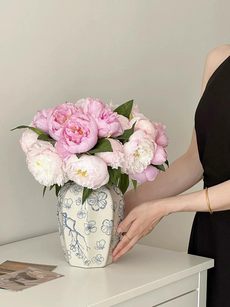 Vintage Blue & White Porcelain Vase for High-End Floral Display – Elegantly Designed Ceramic Ornament for Home Decor