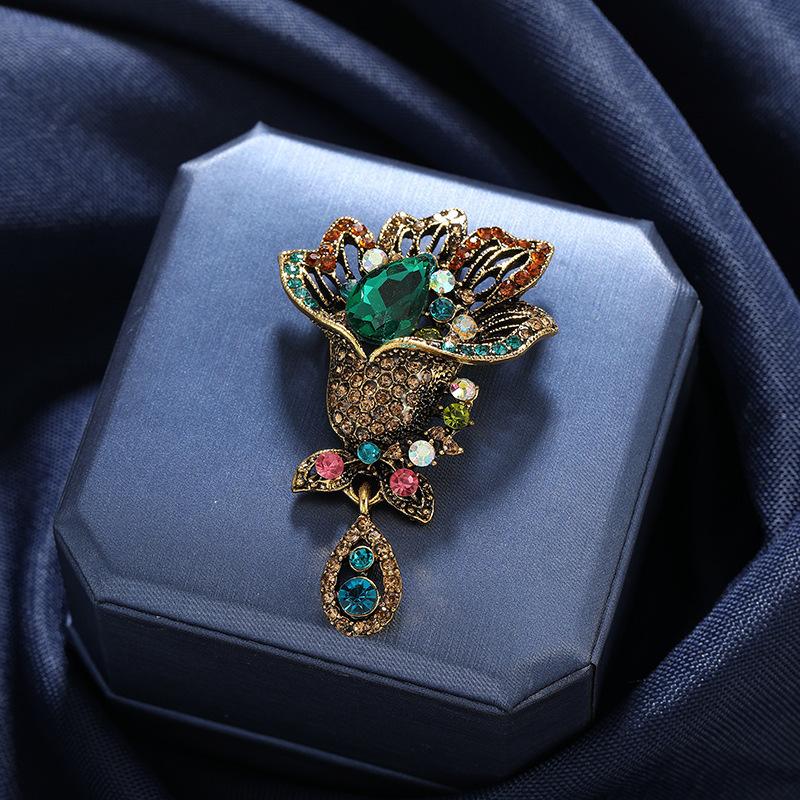

SKEDS Luxury Exquisite Fashion Crystal Flower Brooch Pin For Women Girls Vintage Rhinestone Shining Banquet Party Badges Corsage