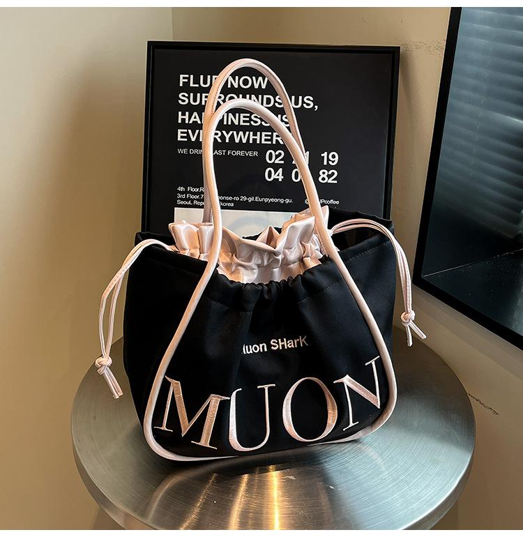 

Large capacity trendy bucket bag, simple and advanced college student class fashionable versatile shoulder handbag чорний