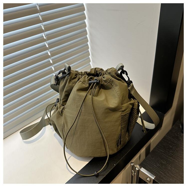 IELGY Nylon Drawstring Drawstring Pocket Shoulder Bag Simple Fashion Casual Literary Style Messenger Bag