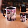 Tasse changeant de couleur, en ajoutant du café chaud de plus de 60 degrés, montrant des motifs clairs, éléments secondaires environnants, cadeau de Noël