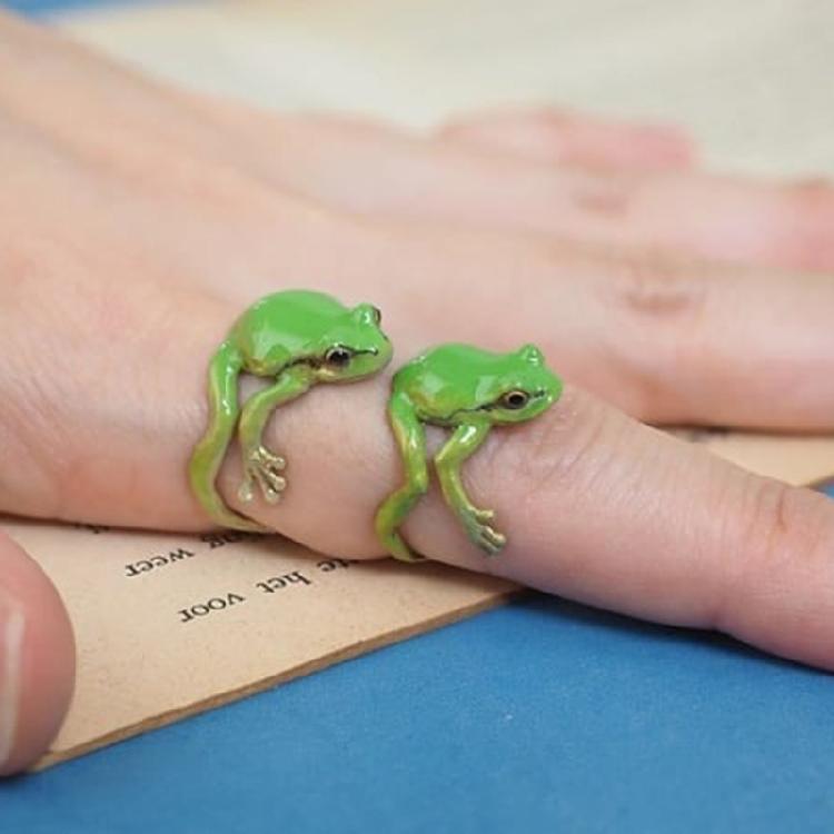 Eye Catching Tree Frogs Ring Allergy Free Alloy Finger Ring Adjustable Size Ring Stylish Jewelry for Men and Women