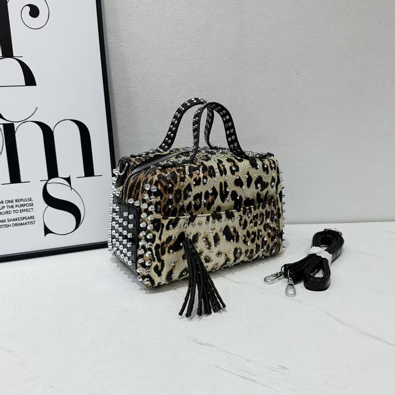 

2025 Luxury Designer New Fashion Women Rivet Diamond Handbags Large Capacity Travel Tote Bag Punk Style Shoulder Bag