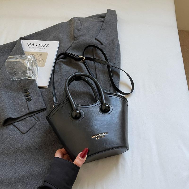 Korean niche bag women's 2025 new spring and summer versatile handbag popular single shoulder messenger bag bucket bag