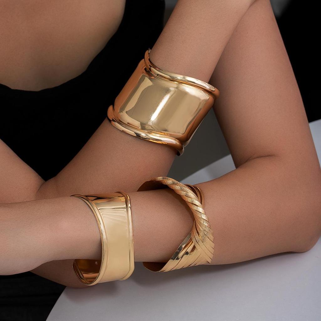 European Classical Gold Wide Cuff Bracelet: Personalized, Exaggerated, High-End Hollow Design for Women