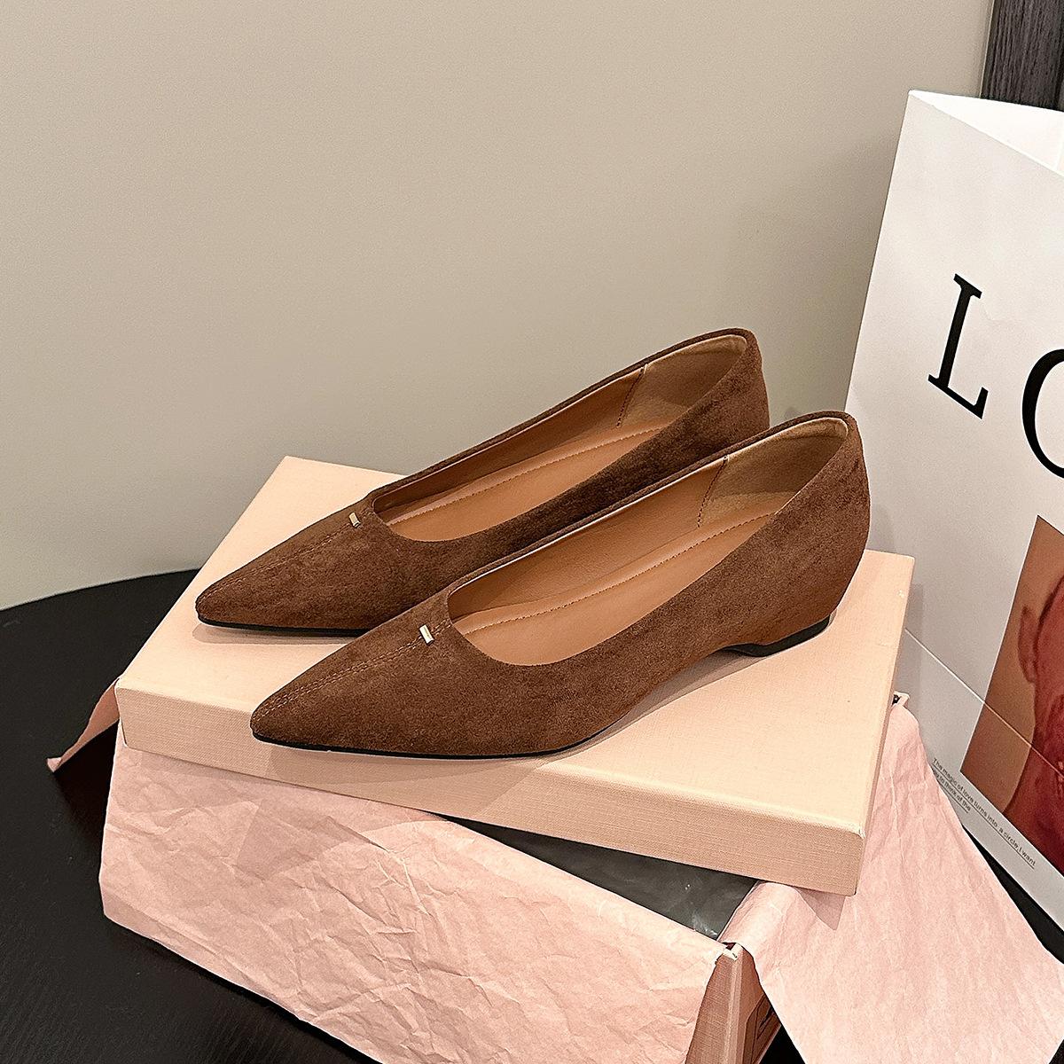 

211-3 French suede single shoes autumn new pointed middle heel shoes temperament soft sole inner height increase commuter women s shoes 40 коричневый