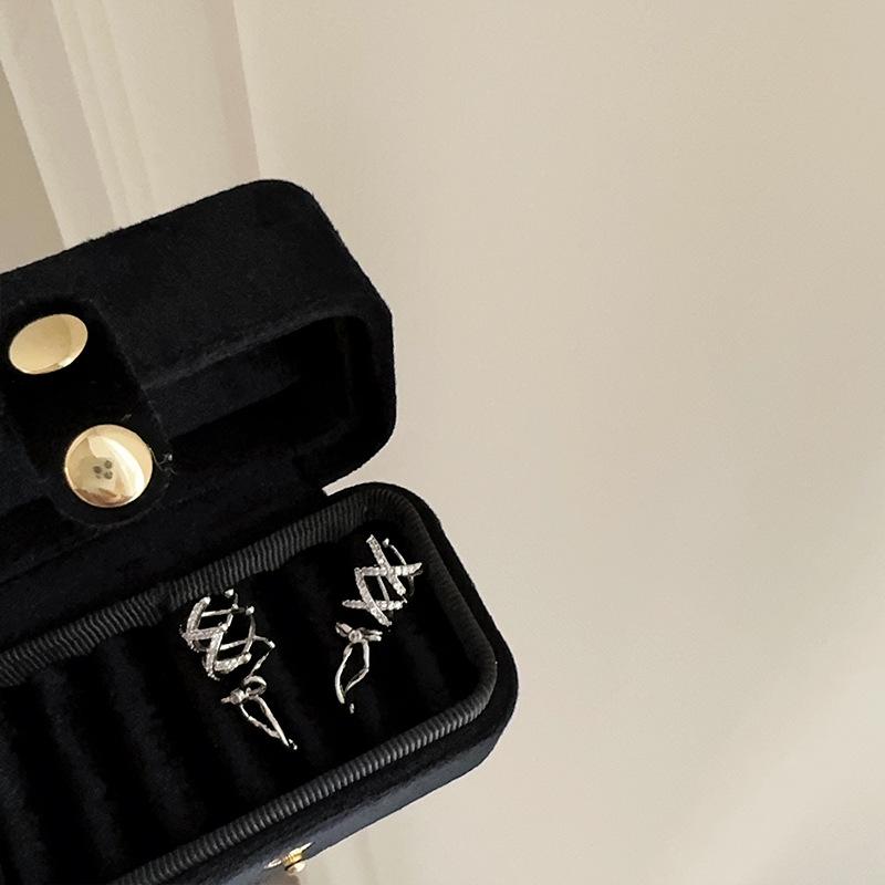 Zircon Straps, Bow, Earbone Clips, Women'S Niche Design Sense, Elegant, High-End Temperament, Fashionable And Versatile Earrings, Earrings.
