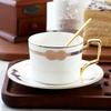 Feines Knochenporzellan Kaffeetassen- und Untertassensets, 270 ml Wunderschön glasierte Teetasse mit Goldrand und Henkel, Keramik-Kaffeetassen mit goldenem Löffel