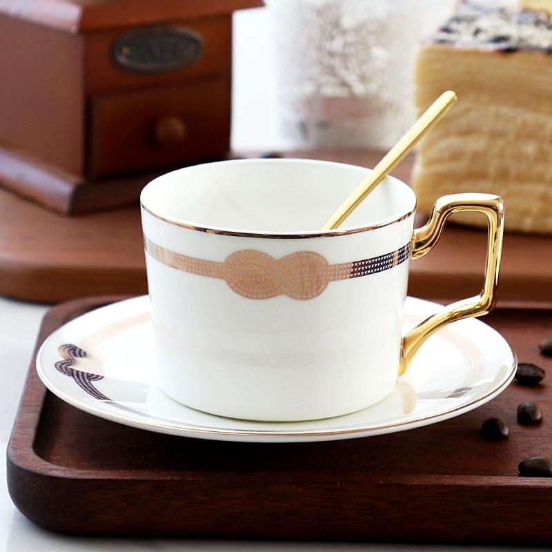 Feines Knochenporzellan Kaffeetassen- und Untertassensets, 270 ml Wunderschön glasierte Teetasse mit Goldrand und Henkel, Keramik-Kaffeetassen mit goldenem Löffel