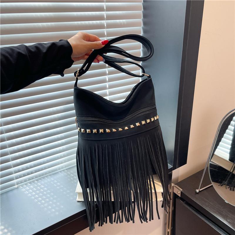 

Autumn and winter new trend solid color fashion personalized rivet fringed bag shoulder messenger women s bag чёрный