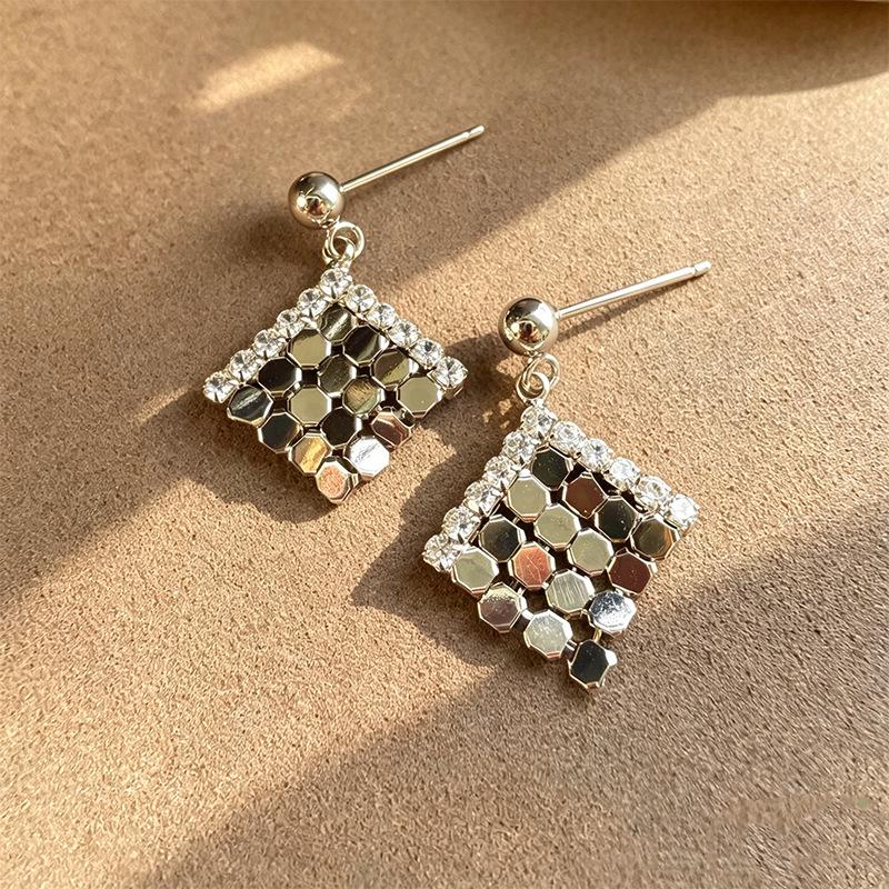 Exquisite Retro Hong Kong Geometric Diamond Dangle Earrings for Women: Fashionable, Elegant Studs with a High-End Feel