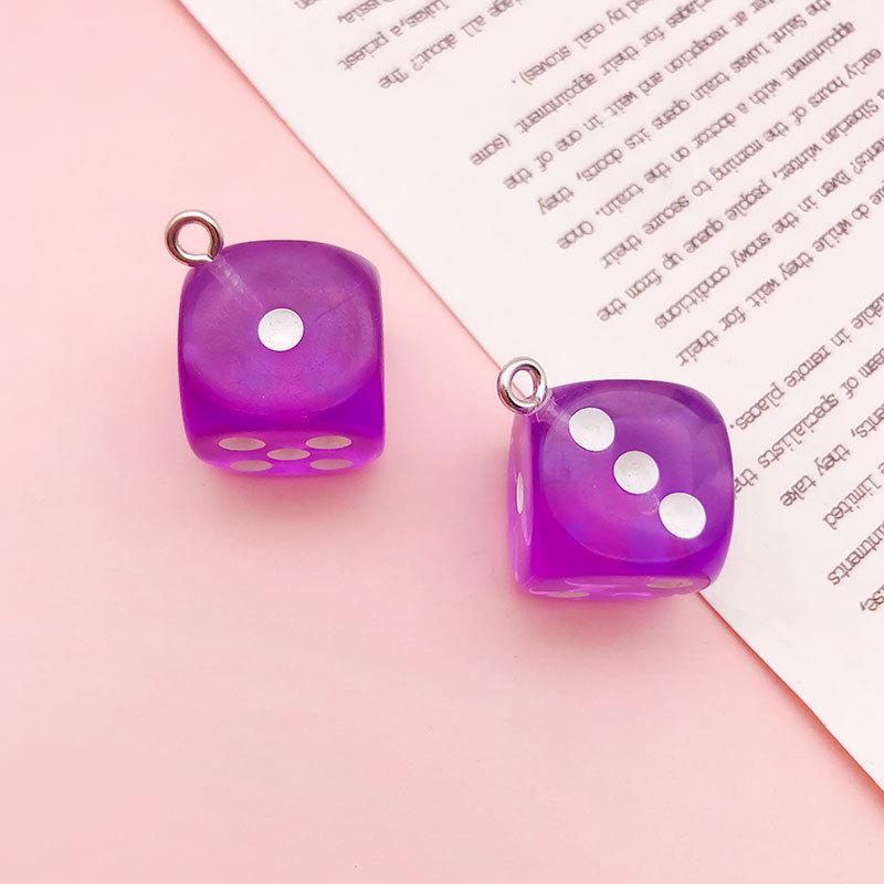 

Фиолетовый кулон из смолы брелок с подвесками в виде винограда, ракушки, кошачьей лапки и звезды – аксессуар для украшений своими руками