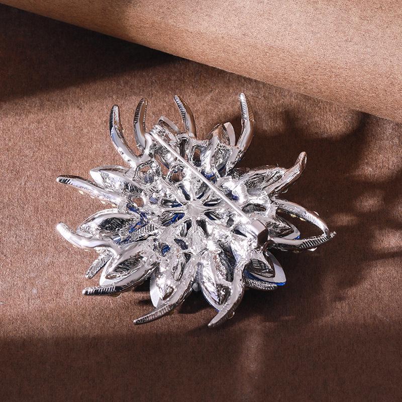 Elegant Crystal Brooch: Women's Fashion Diamond-Inlaid Corsage & Anti-Exposure Clothing Pin