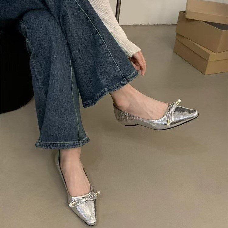 

2025 весна и осень новые туфли-лодочки на низком каблуке с острым носком, туфельки феи, туфли с открытым верхом с серебристым бантом, темпераментные женские туфли для юбки 35 серебряный