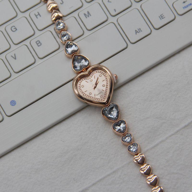 1Pc  Hot-selling Love Big Diamond Bracelet Watch Female, Korean Version of Elegant Temperament Versatile Watch, Student Quartz Watch