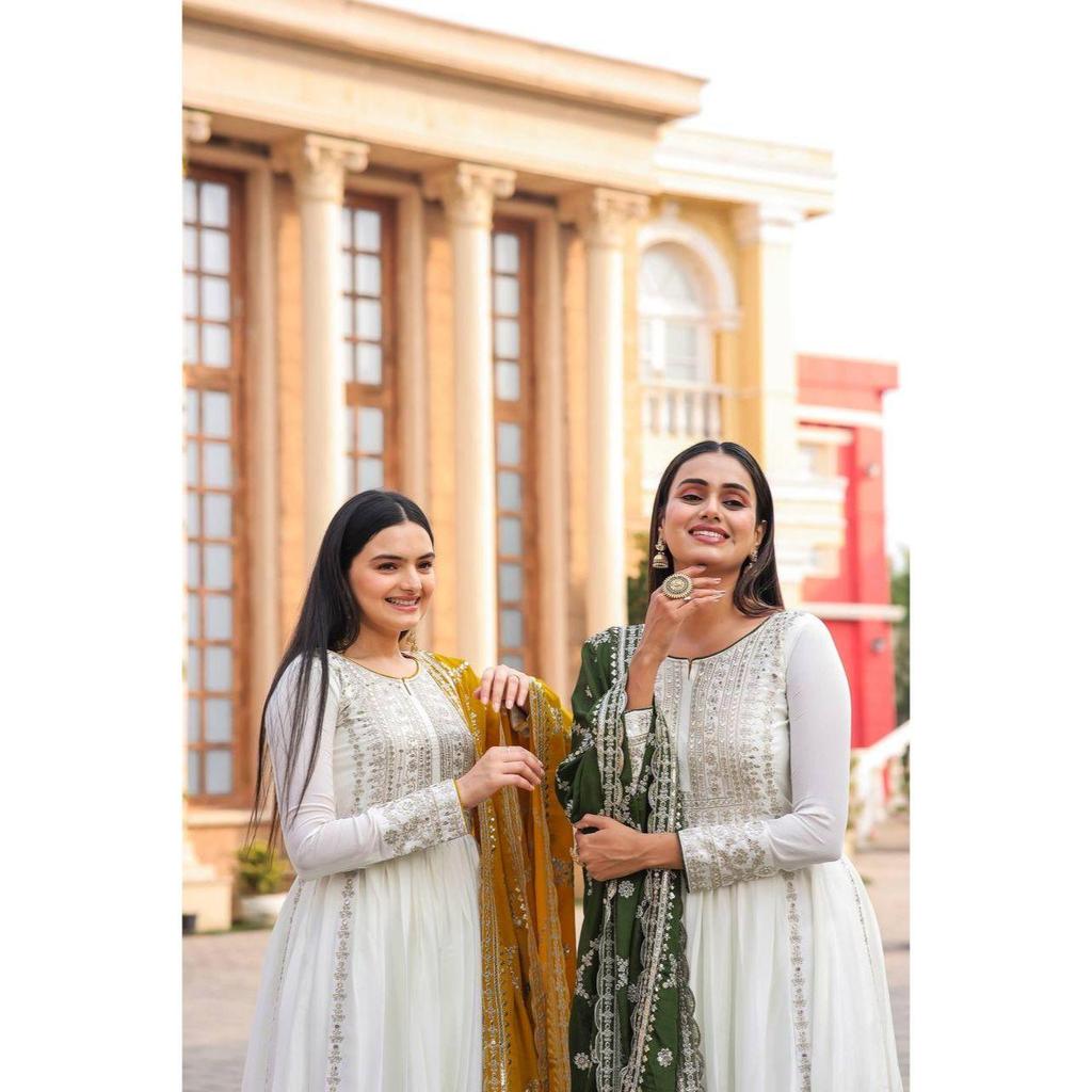 *Uvádíme nový vzhled oblečení na párty Pur Chinon Silk Fancy Anarkali šaty, Dupatta & Bottom Set*