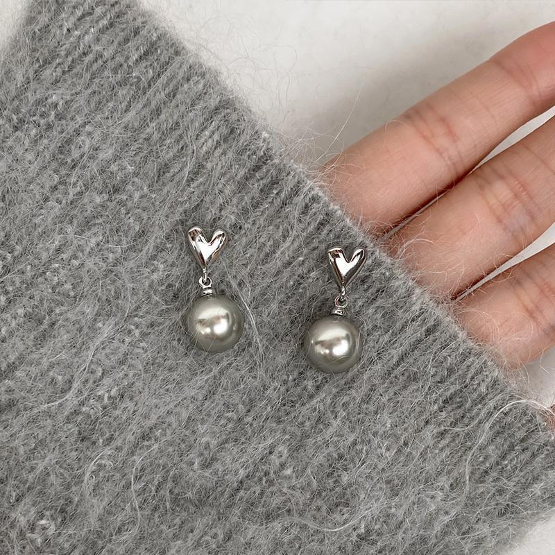 Silver-Gray Heart-Shaped Pearl Stud Earrings for Women - S925 Silver Needle, Small, Versatile, Cool Temperament, Perfect for Daily Commute.