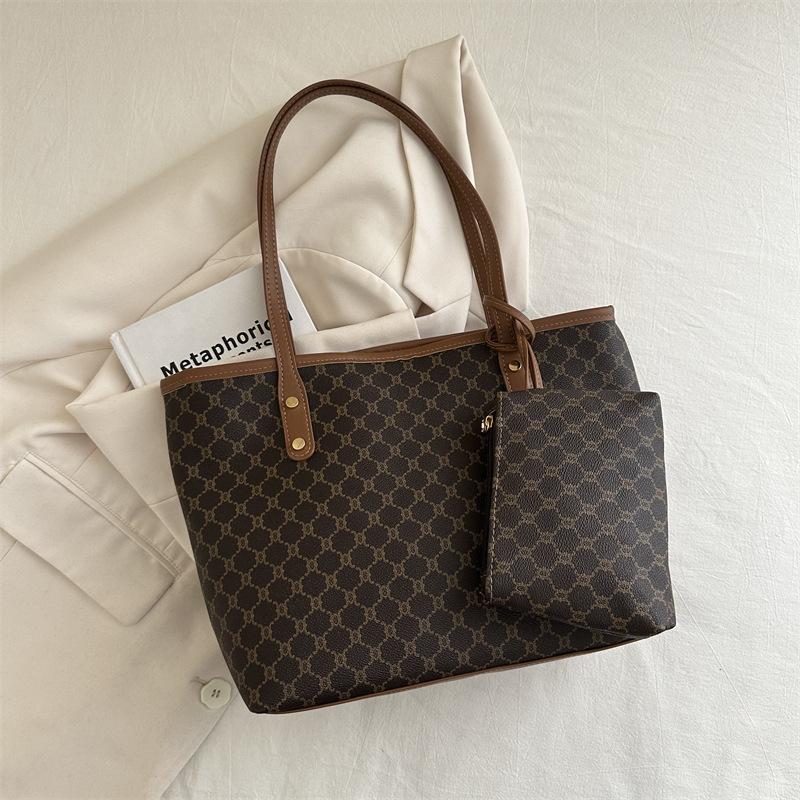 

2025 new beautiful niche large-capacity bag women s commuter personalized tote bag trendy shoulder bag textured women s bag