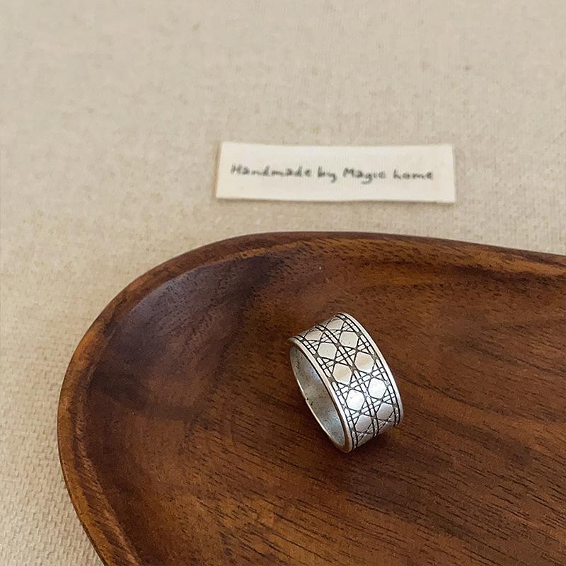 

Кольцо с широкими сторонами в клетку в стиле ретро и старинных ромбов для женщин, уникальный дизайн, уникальная индивидуальность, изысканное универсальное кольцо.