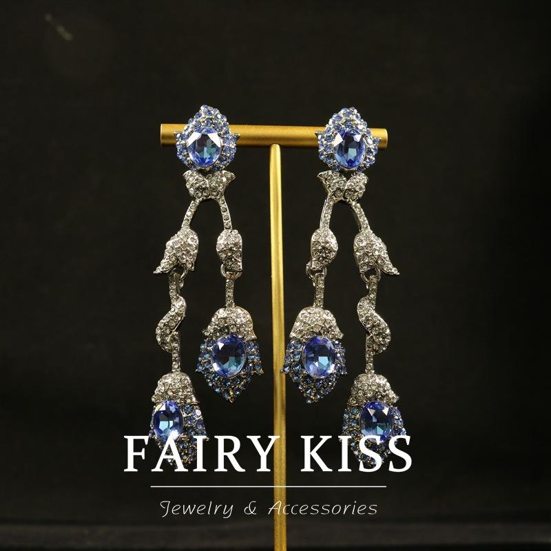 

Элегантные и атмосферные длинные серьги-пусеты с цветком, синими стразами и бриллиантами, изысканный темперамент и высокий класс