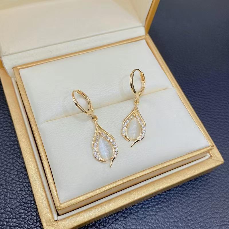 S925 Silver Teardrop Pearl Zircon Stud Earrings: Elegant Women's Fashion