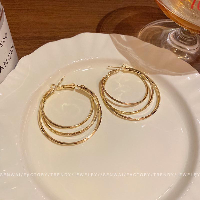 Европейские и американские многослойные простые кольца серьги женские преувеличенная атмосфера Серьги интернет-знаменитостей темперамент новые серьги