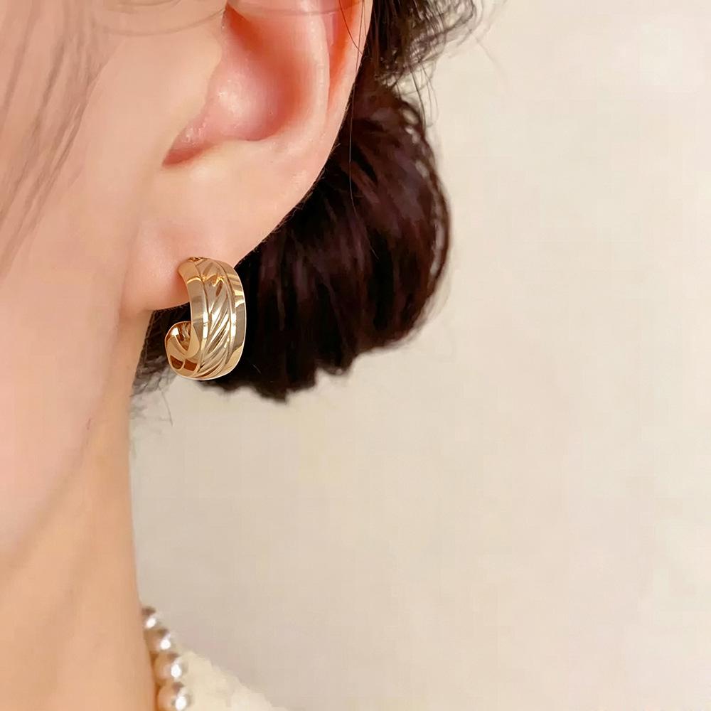 Elegant Geometric Gold C-Shaped Earrings for Women
