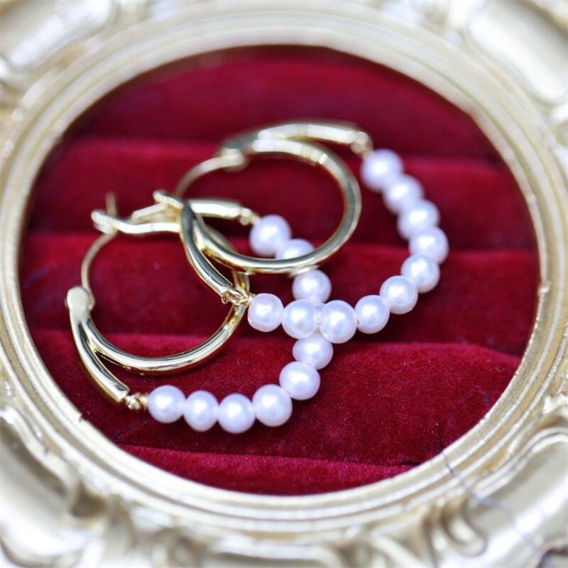 Kolczyki z naturalnych pereł słodkowodnych - Podwójny okrągły nausznica ze złota 14K, Modna minimalistyczna biżuteria dla kobiet