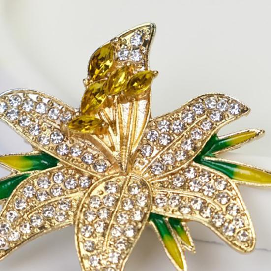 1/2Pcs Women Brooch Lapel Pin Rhinestones Inlaid Pin Flower Design with Sparkling Decorative
