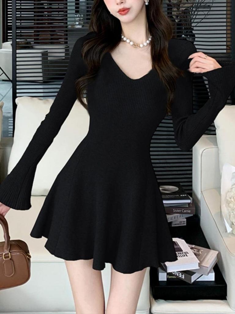 Women's Khaki V-neck Knit Dress - Long Sleeve, Slimming Waist, Bodycon A-line Short Skirt for Autumn/Winter