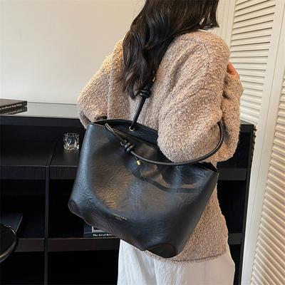 Sac fourre-tout, Un sac sous le bras de banlieue simple, à la mode et polyvalent