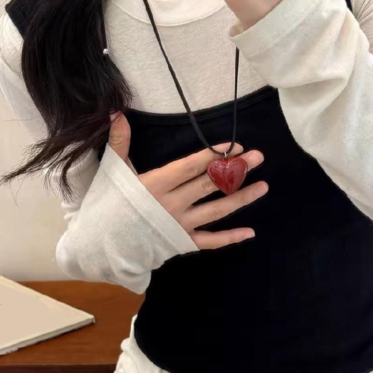 Fashionable Resin Heart Choker with Velvets Tie Adjustable Length Neckchain for Women Eye Catching Sweater Chain Jewelry