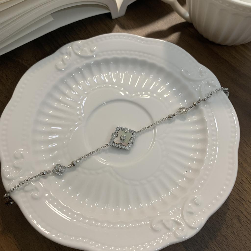 Buqi Latti Gebürstetes Kleeblatt Natürliche Weiße Fritillary Einzelblüte Armband Damen Tigerauge Armband Vintage Hof