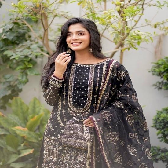 Luxury Heavily Embroidered Festive Suit Set – Detailed Tunic, Flared Pants & Dupatta M