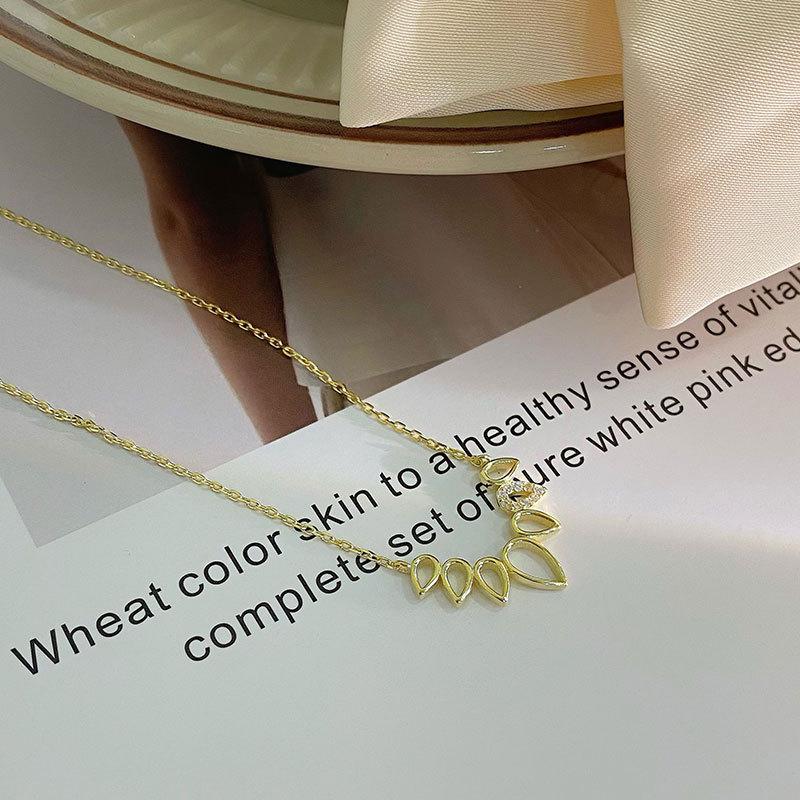 

Маленькое свежее ожерелье из полых листьев с нишевым дизайном, простой темперамент, цепочка на ключицу, новый тренд