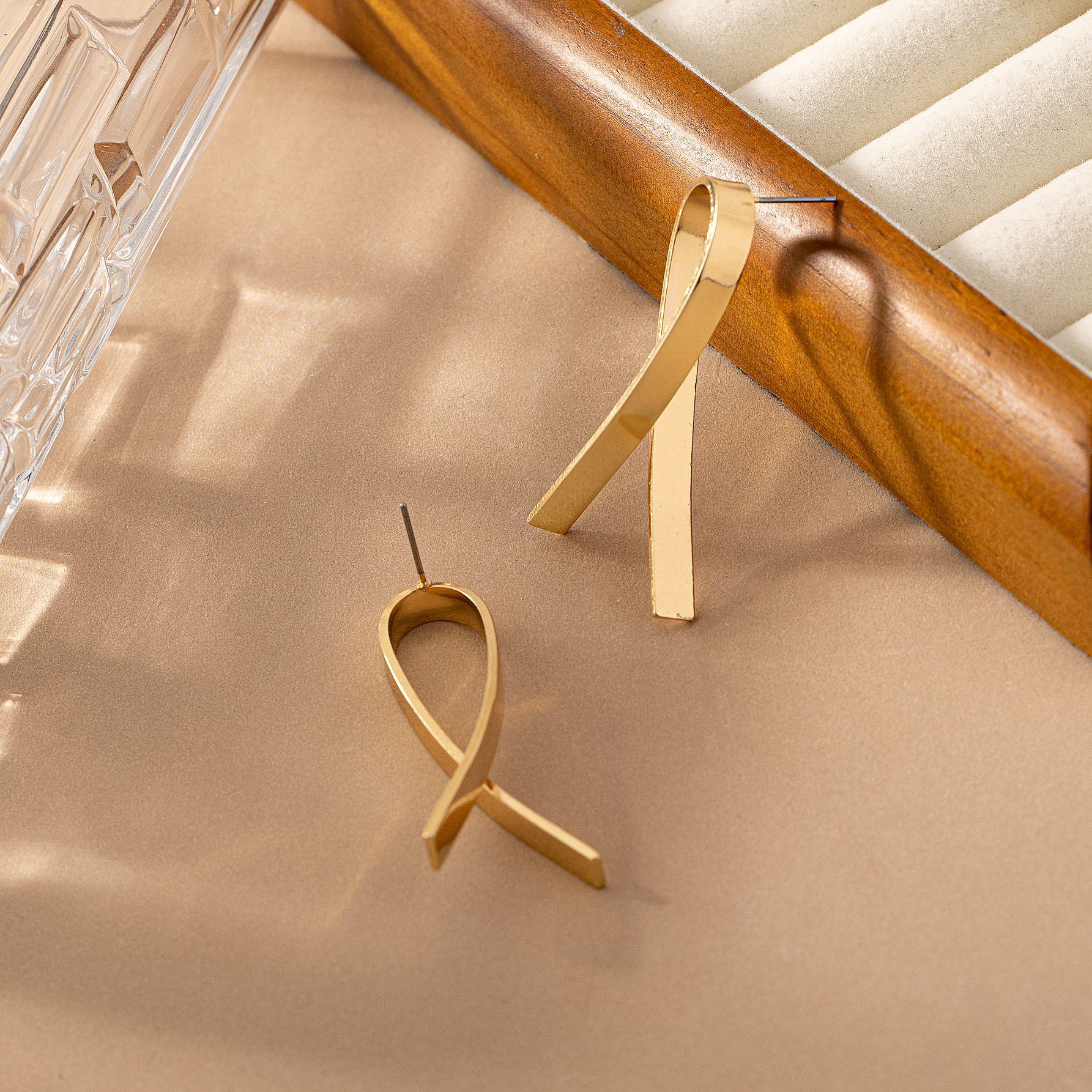 

2024 Современные европейские и американские геометрические металлические серьги-пусеты с крестом - Шикарный и универсальный женский модный аксессуар