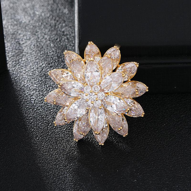 

Корейская высококлассная темпераментная роскошная хрустальная брошь в виде ледяного цветка женская элегантная изысканная брошь-булавка костюм пальто с аксессуарами