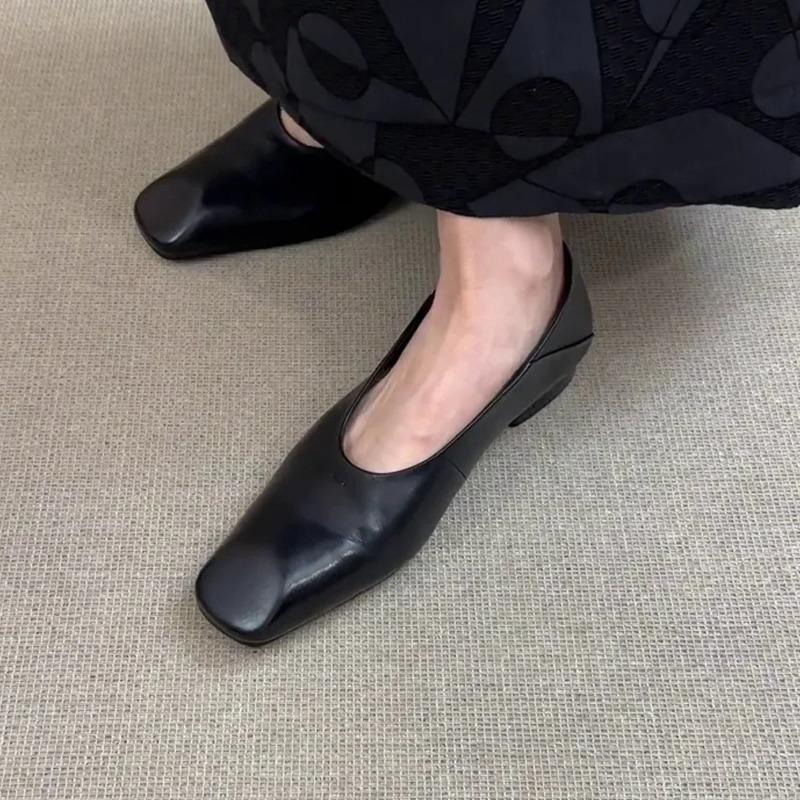 Minimalist Style Leather Flat Shoes Slip-On French Elegance Women's Square Head Commuting Little Leather Shoes Retro Pure Color