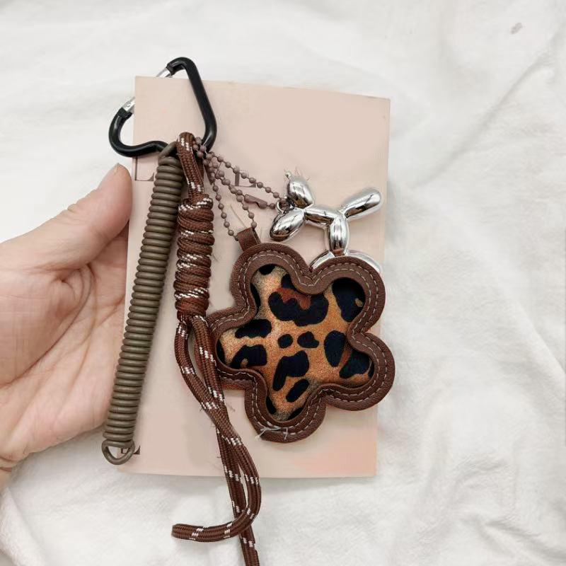 Kreativ flätad repbagagehänge Elegant mångsidigt croissant-hänge Ryggsäckshänge med leopardmönster och blomma