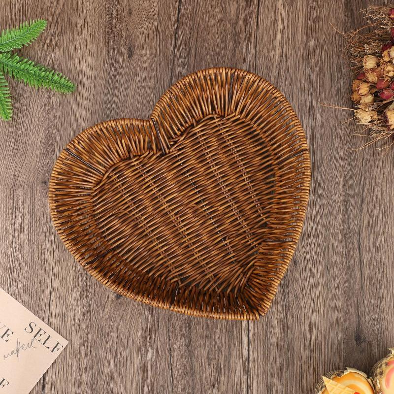 Heart-Shaped Woven Storage Basket Multi-Uses Simulation Rattan Desktop Baskets For Bread Fruit Restaurant Serving Display Basket